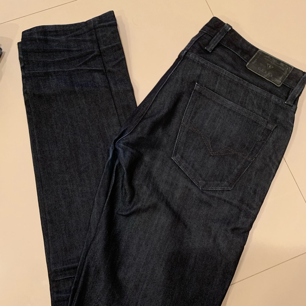 Guess Men’s jean 30x34 slim straight.
